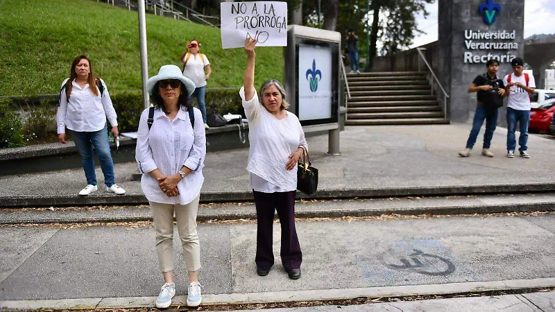 Protesta de estudiantes de la Universidad Veracruzana contra prórroga de Martín Aguilar Sánchez 